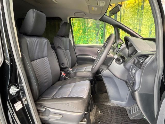 Toyota Voxy 8