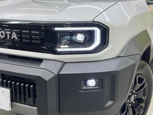Toyota Land Cruiser FJ 12