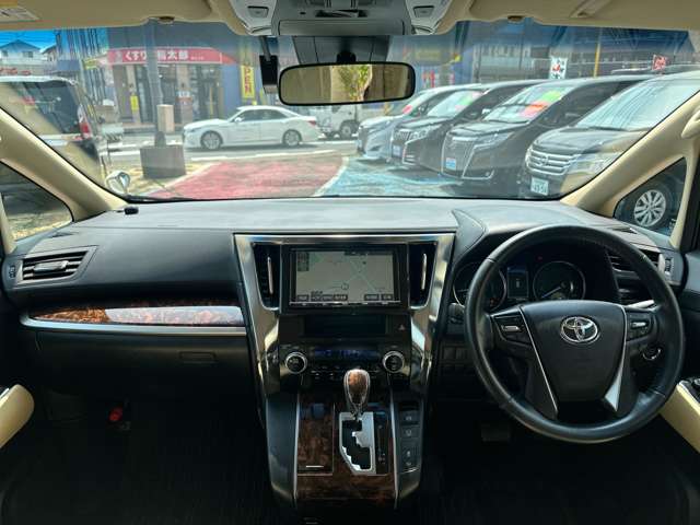 Toyota Alphard 4