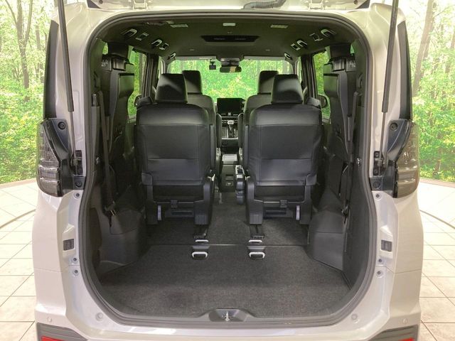 Toyota Voxy 11
