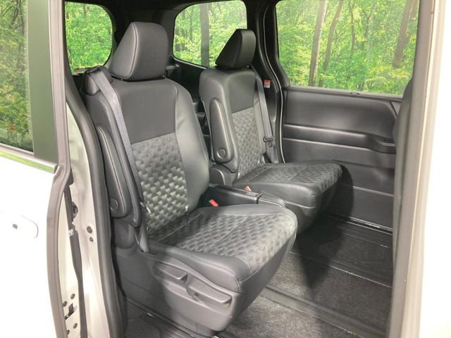 Toyota Voxy 9