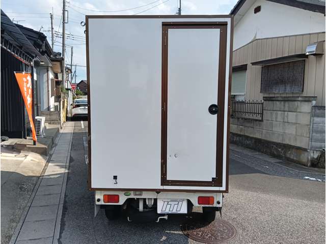 Nissan NT100 Clipper 6