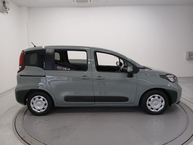Toyota Sienta 4