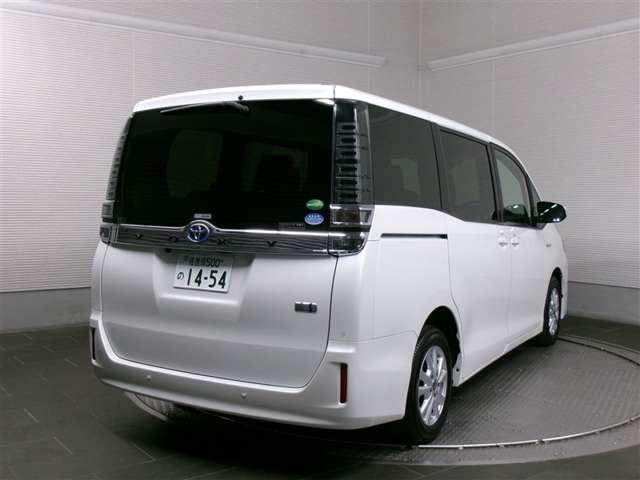 Toyota Voxy 4