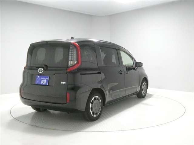 Toyota Sienta 4