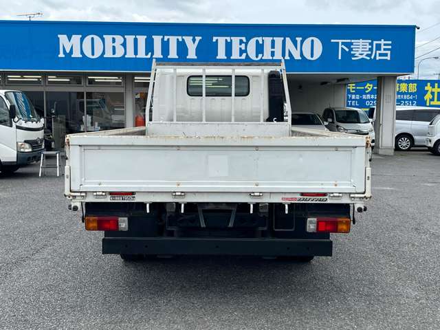 Hino Dutro 8