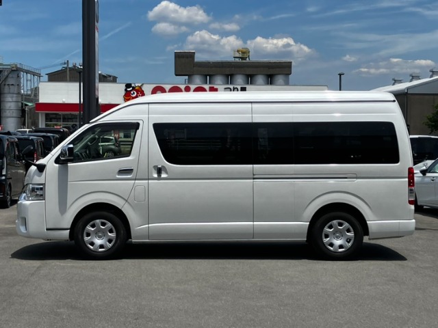 Toyota Hiace 4