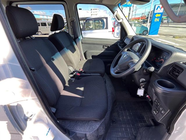 Daihatsu Hijet Cargo 9