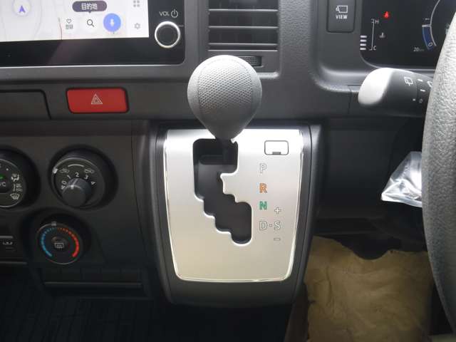 Toyota Hiace Van 8