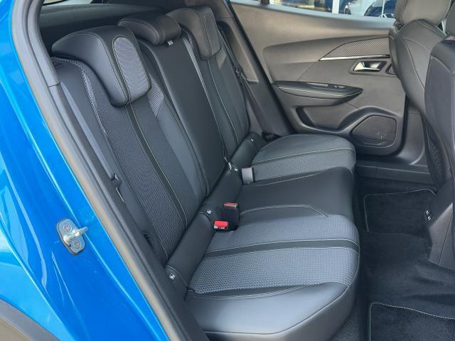 Peugeot SUV e-2008 12
