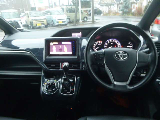 Toyota Esquire 3