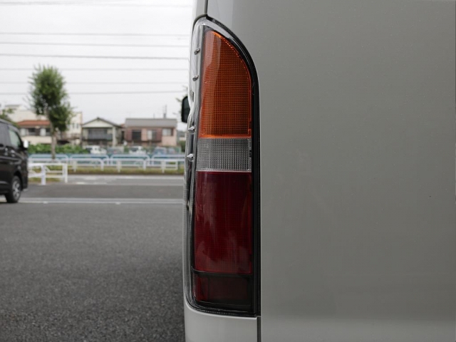 Toyota Hiace 4