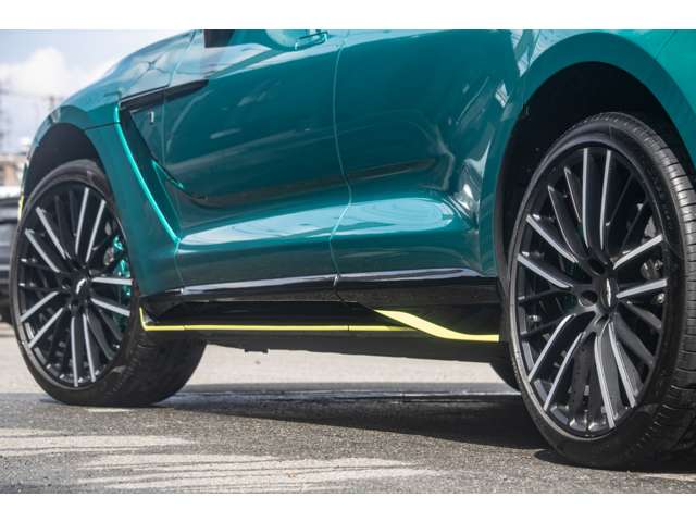 Aston Martin DBX 12