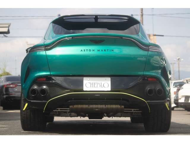 Aston Martin DBX 6