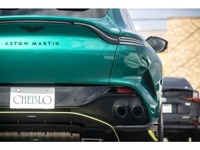 Aston Martin DBX 8