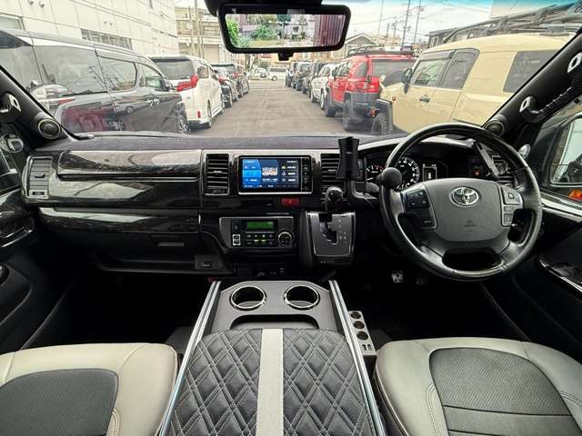 Toyota Hiace Van 5