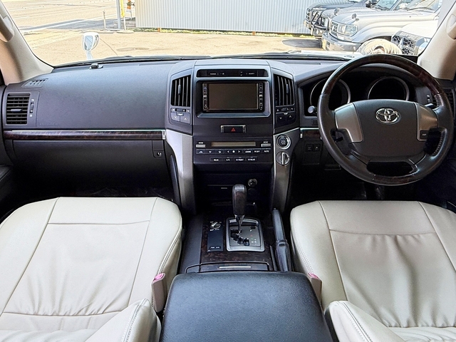 Toyota Land Cruiser 200 3