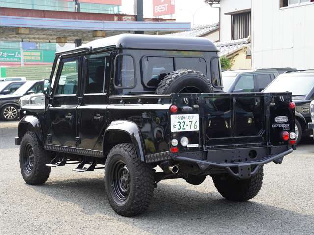 Land Rover Defender 10