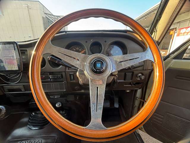 Toyota Land Cruiser 60 12