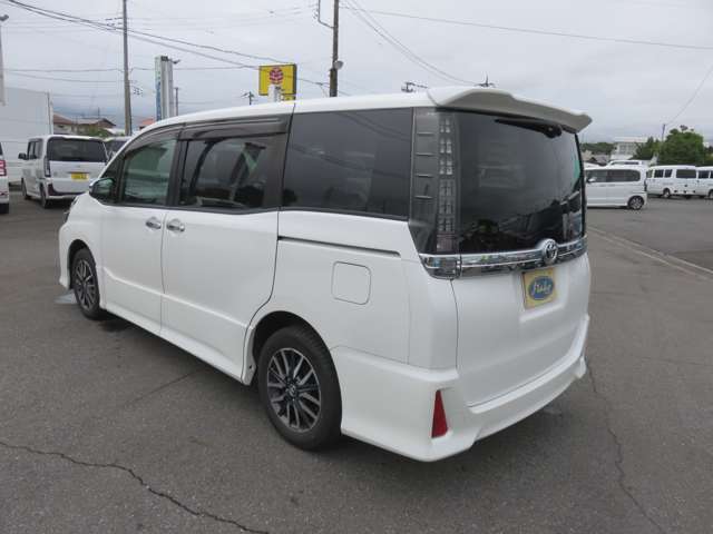Toyota Voxy 11