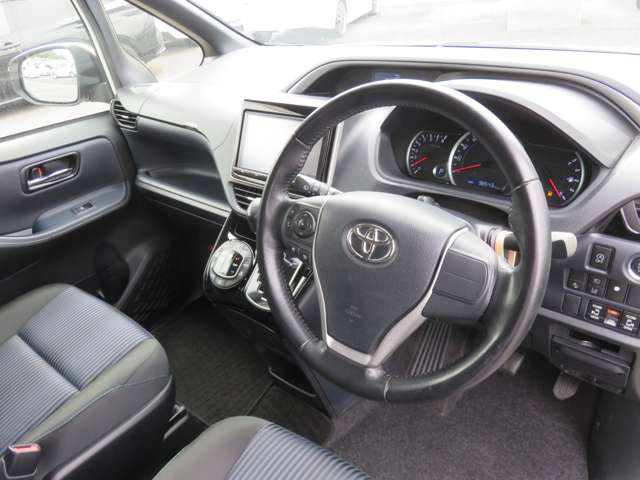 Toyota Voxy 4