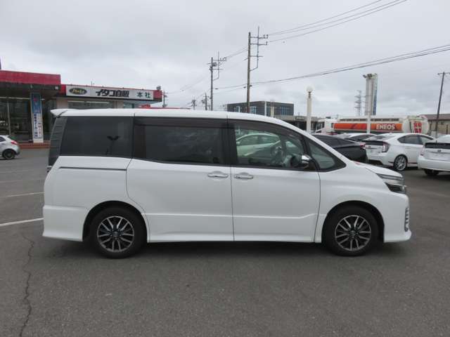 Toyota Voxy 8