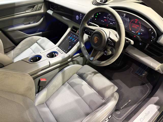 Porsche Taycan Cross Turismo 10