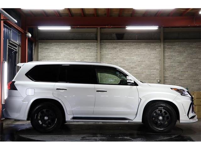 Lexus LX 9