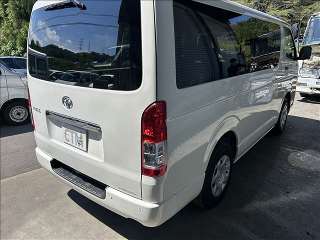Toyota Hiace Van 10
