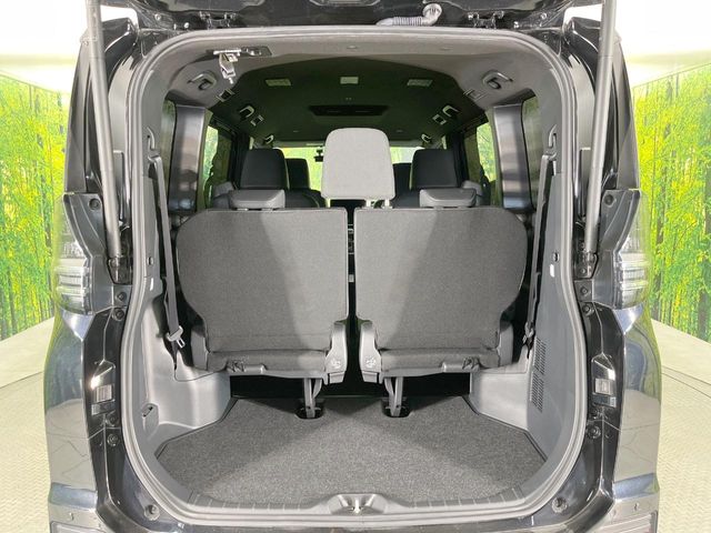 Toyota Voxy 11