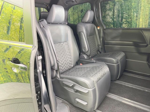 Toyota Voxy 9
