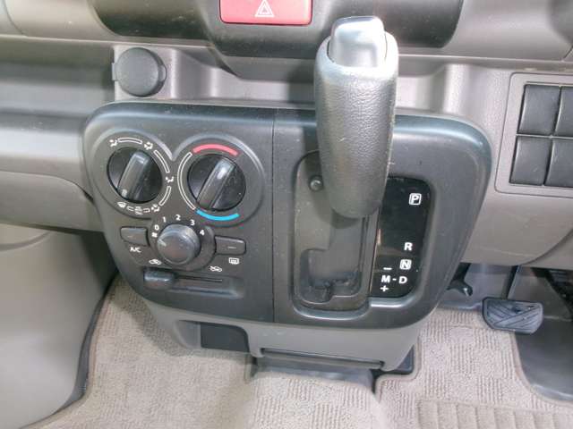 Nissan NV100 Clipper 11