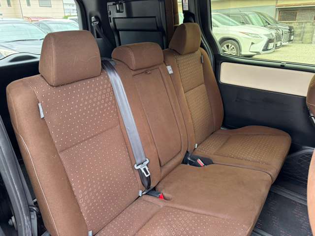 Toyota Noah 6