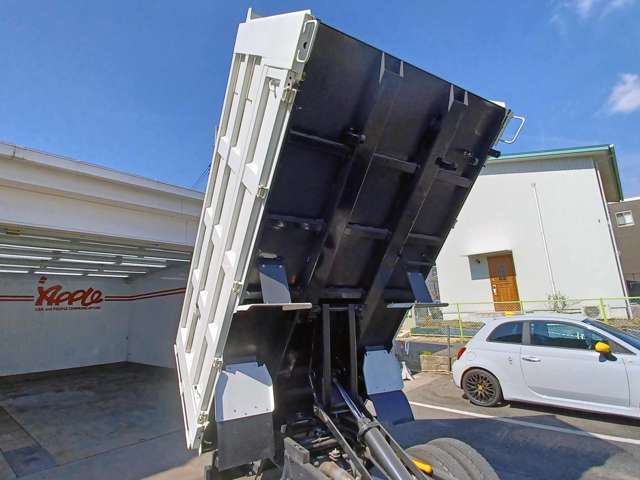 Mitsubishi Fuso Canter 2