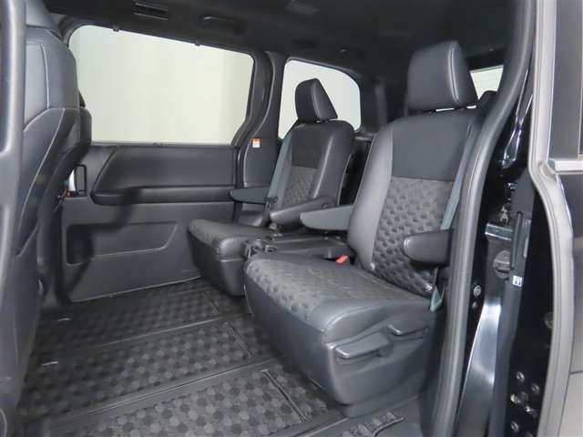 Toyota Voxy 12