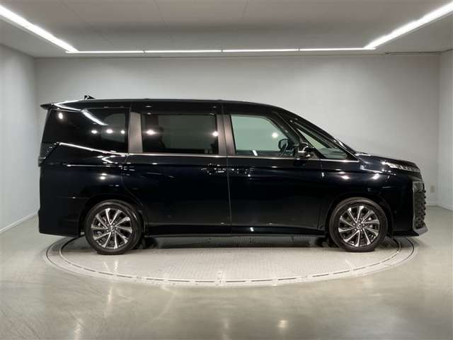 Toyota Voxy 12