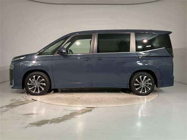 Toyota Voxy 3