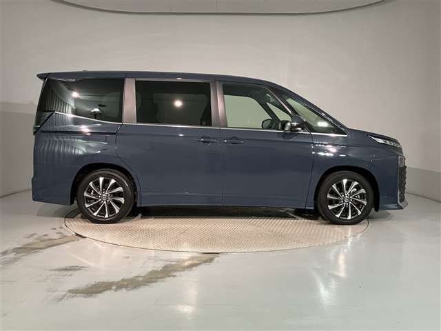 Toyota Voxy 4