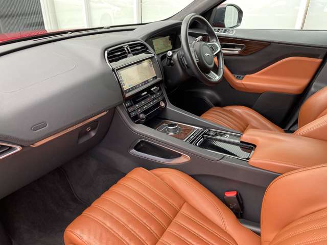 Jaguar F-Pace 12