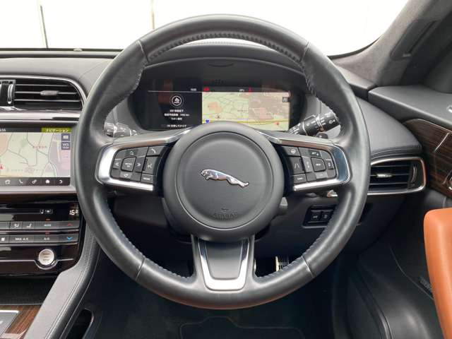 Jaguar F-Pace 9