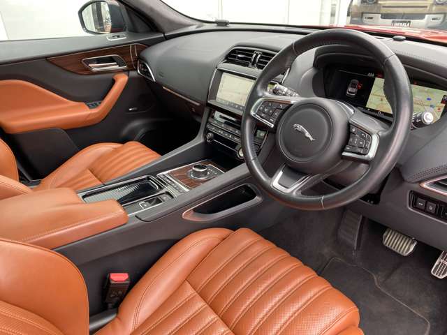 Jaguar F-Pace 10