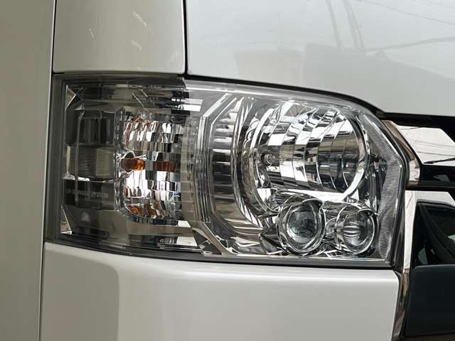 Toyota Hiace Van 5