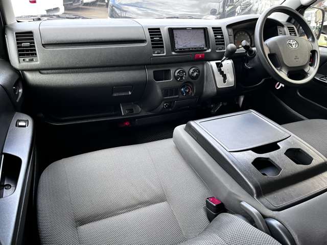 Toyota Hiace Van 8