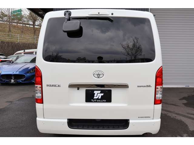 Toyota Hiace Van 7