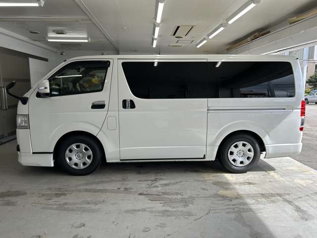 Toyota Hiace Van 11