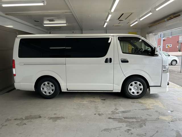 Toyota Hiace Van 7