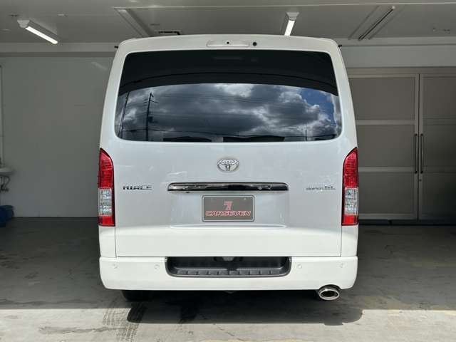Toyota Hiace Van 9