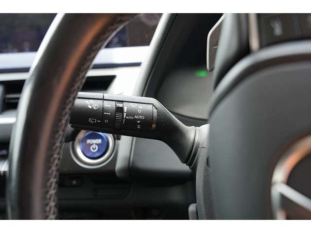 Lexus UX 8