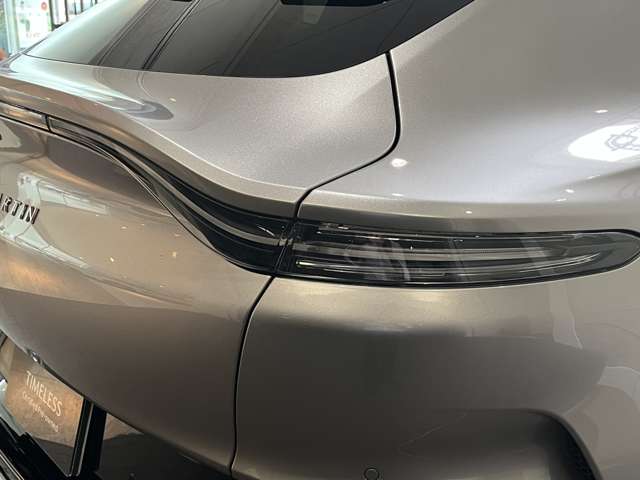 Aston Martin DBX 12