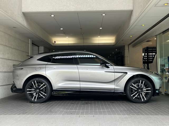 Aston Martin DBX 2